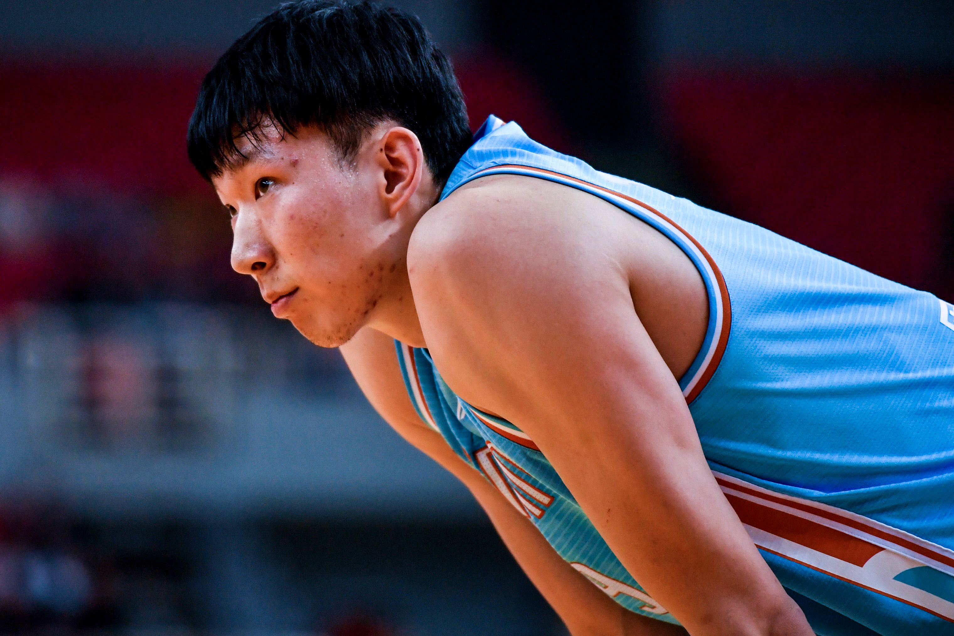 媒体人：周琦加盟北京男篮并与其签订五年合同